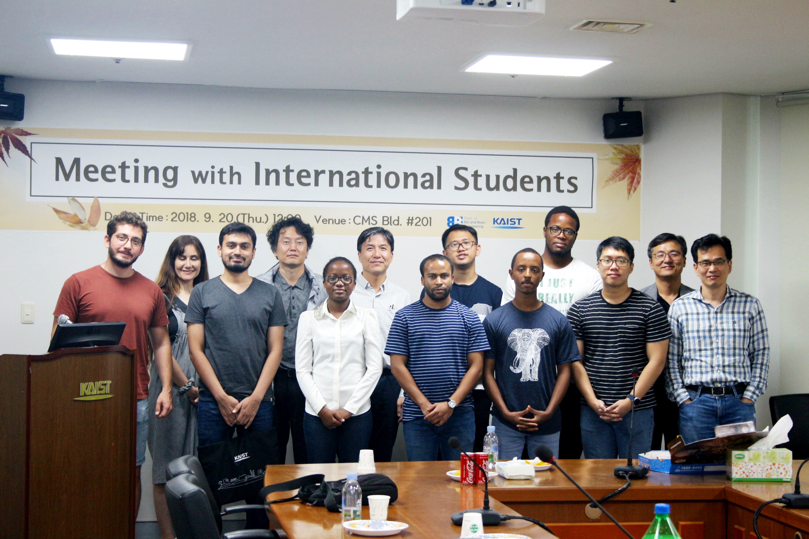 Meeting with International Students2(0920).JPG